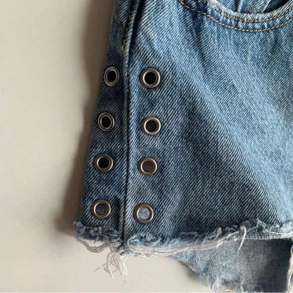 Levi's 501 Women's Size 26 Park Life Grommets Light Wash Jean Shorts - Picture 7 of 14